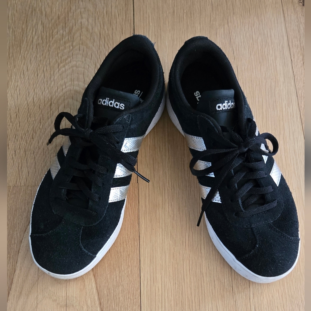 adidas Black Gazelle Sneaker w/metallic Champage/gold Logo Stripes - Picture 2 of 7